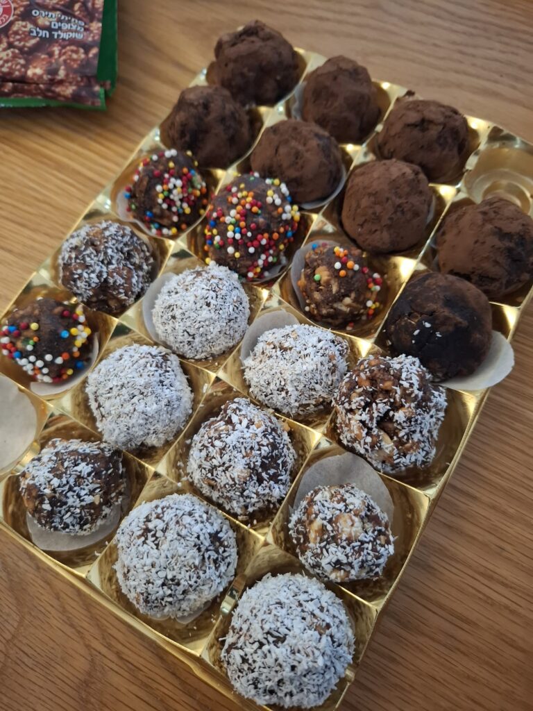 Čokoládové nepečené kuličky. Doma poprvé a naposledy. Nebo aspoň s těmi barevnými malými kuličkami je to rozhodně naposledy!